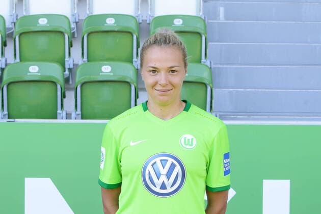 Fußball, 1. BL Damen, VfL Wolfsburg Porträttermin Zsanett Jakabfi (Wolfsburg, 3) Porträt, Portrait, Einzelbild, Fußball,Allianz Frauen Bundesliga, Fototermin VfL Wolfsburg, xtgx