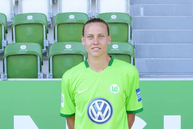 Fußball, 1. BL Damen, VfL Wolfsburg Porträttermin Emily Van Egmond (Wolfsburg, 5) Porträt, Portrait, Einzelbild, Fußball,Allianz Frauen Bundesliga, Fototermin VfL Wolfsburg, xtgx