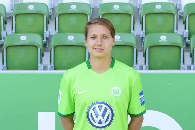 Fußball, 1. BL Damen, VfL Wolfsburg Porträttermin Babett Peter (Wolfsburg, 8) Porträt, Portrait, Einzelbild, Fußball,Allianz Frauen Bundesliga, Fototermin VfL Wolfsburg, xtgx