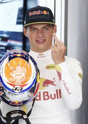 Themen der Woche - SPORT Bilder des Tages - SPORT Formel 1, GP von Belgien, Max Verstappen zeigt den Mittelfinger Motorsports: FIA Formula One World Championship WM Weltmeisterschaft 2016, Grand Prix of Belgium, 33 Max Verstappen (NLD, Red Bull Racing), xHOCHxZWEIx