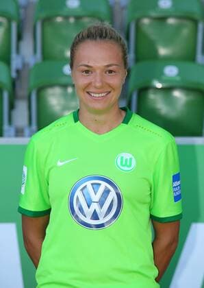 Fußball, 1. BL Damen, VfL Wolfsburg Porträttermin VfL Frauen, Fototermin Wolfsburg, Deutschland. 26.08.2016, FUßBALL - VfL Wolfsburg, Fototermin, 1. Allianz Frauen Bundesliga, Saison 2016 17. Bild zeigt: Zsanett Jakabfi (VfL Wolfsburg) Wolfsburg