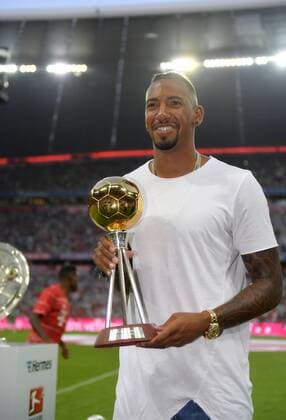 26.08.2016, Fussball 1.Liga 2016 2017, 1.Spieltag, FC Bayern München - SV Werder Bremen, in der Allianz Arena München. Jerome Boateng (FC Bayern München) bekommt die Auszeichnung zum Fussballer des Jahres. 