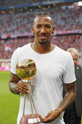 Jerome BOATENG (FCB 17) Ehrung zum Fussballer des Jahres, Pokal Trophaee FC BAYERN MUENCHEN - SV WERDER BREMEN Fussball 1. Bundesliga , Muenchen, am 26.08.2016, 01.Spieltag, Saison 2016 2017, 1.Liga, 1.Bundesliga,FCB