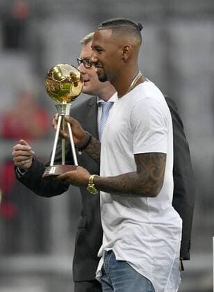 Vor dem Spiel: Jerome Boateng FC Bayern München erhält Auszeichnung zum Spieler des Jahres Trophäe Pokal FC Bayern München FCB vs SV Werder Bremen 26.08.2016