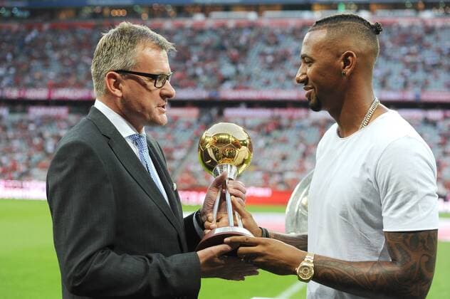 Kicker-Chefredakteur Joerg Jakob ueberreicht Jerome Boateng (FC Bayern Muenchen) die Trophae zum Fussballer des Jahres, beim Spiel zwischen FC Bayern Muenchen und Werder Bremen am 26.08.2016. Copyright: xStuetzle xEibner-Pressefotox EP_WSE