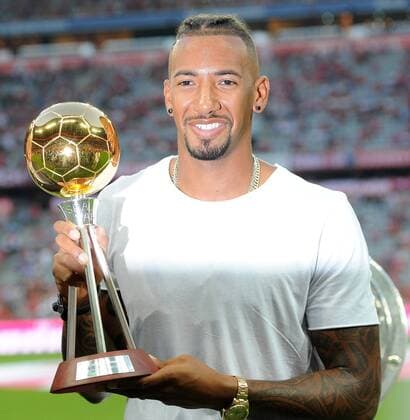 Jerome Boateng (FC Bayern Muenchen) mit der Trophae zum Fussballer des Jahres, beim Spiel zwischen FC Bayern Muenchen und Werder Bremen am 26.08.2016. Copyright: xStuetzle xEibner-Pressefotox EP_WSE