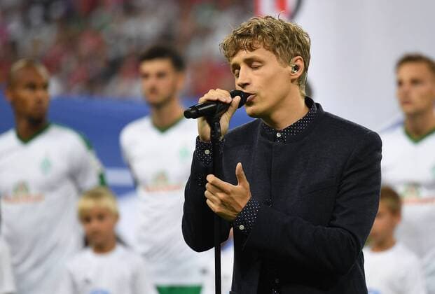 Themen der Woche - SPORT Bilder des Tages - SPORT Fußball, Bayern München - Werder Bremen, Tim Bendzko singt die Nationalhymne 26.08.2016, xjhx, Fussball 1.Bundesliga, FC Bayern Muenchen - SV Werder Bremen, emspor , v.l. Tim Bendzko Muenchen
