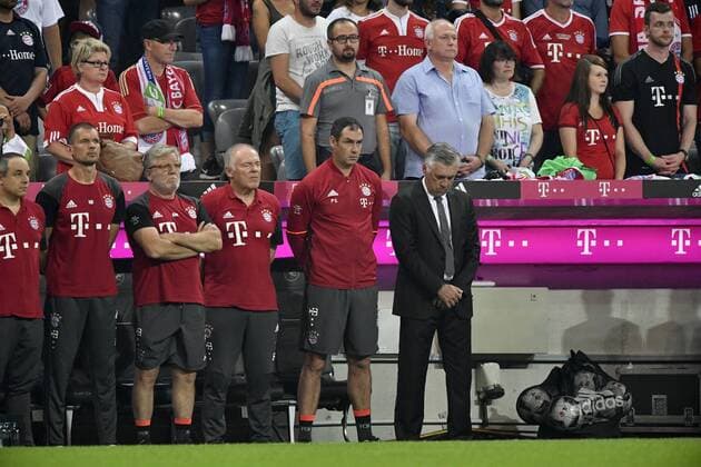 Fußball, Bayern München - Werder Bremen, Gedenkminute für Erdbebenopfer in Italien Gedenkminute für die Opfer des Erdbebens in Italien recgts Trainer Coach Carlo Ancelotti FC Bayern München FC Bayern München FCB vs SV Werder Bremen 26.08.2016
