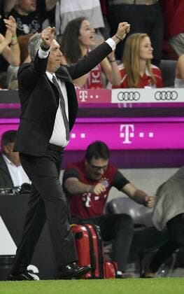Torjubel TOR zum 1:0 durch Xabi Xabier Olano Alonso FC Bayern München Trainer Coach Carlo Ancelotti FC Bayern München bejubelt sein erstes Bundesligator FC Bayern München FCB vs SV Werder Bremen 26.08.2016