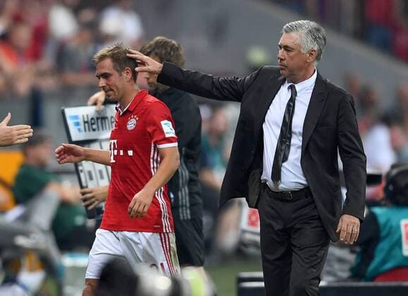 Bilder des Tages - SPORT Fussball 1. Bundesliga Saison 2016 2017 1. Spieltag FC Bayern Muenchen - SV Werder Bremen 26.08.2016 Trainer Carlo Ancelotti (re) und Philipp Lahm (li, beide FC Bayern Muenchen) 