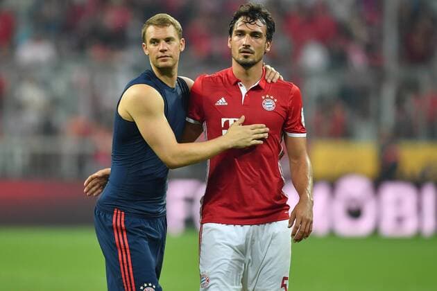 Manuel NEUER (Torwart FC Bayern Muenchen) mit Mats HUMMELS (Bayern Muenchen),Umarmung nach Spielende,Aktion, Fussball 1. Bundesliga, 1. Spieltag, FC Bayern Muenchen (M)-SV Werder Bremen (HB) 6-0, am 26.08.2016 in Muenchen Deutschland,A L L I A N Z A R E N A.