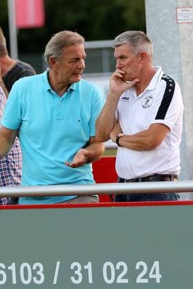 26.08.2016 Dreieich, Hahn Air Sportpark Saison 2015 2016 Hessenliga SC Hessen Dreieich - FC Ederbergland Karl-Heinz Charly Körbel mit Sponsor Hns Nolte (HahnAir)