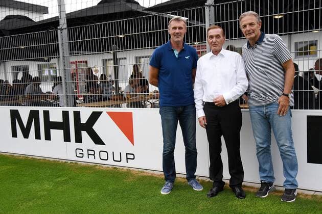 20.08.2016 Dreieich, Hahn Air Sportpark Saison 2015 2016 Hessenliga SC Hessen Dreieich Saisoneröffnung Trainer Rudi Bommer (Hessen Dreieich) und Sponsor Hans Strothoff Vorstandvorsitzender MHK Group AG, Karl-Heinz Charly Körbel (Hessen Dreieich)