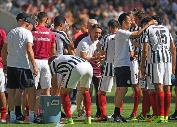Bilder des Tages - SPORT 27.08.2016, xjhx, Fussball 1.Bundesliga, Eintracht Frankfurt - FC Schalke 04, emspor , v.l. Trainer Niko Kovac (Eintracht Frankfurt)e gibt Anweisungen, gestikuliert, mit den Armen gestikulieren gives instructions, gesticulate. trinkpause Frankfurt am Main