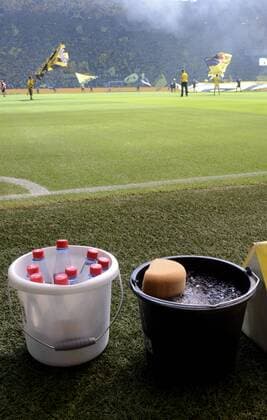Themen der Woche - SPORT Bilder des Tages - SPORT Signal Iduna Arena Dortmund 27.8.2016, Fussball Bundesliga Saison 2016 17 1. Spieltag, Borussia Dortmund (BVB) vs Mainz 05 ------ mörderische Hitze- Wasserflaschen und Eiswasser am Spielfeldrand