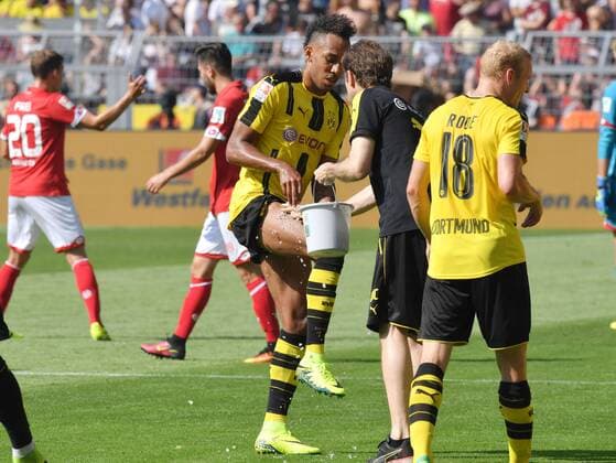27.08.2016, Fussball, Saison 2016 2017, 1. BL, 1. Spieltag, Borussia Dortmund - FSV Mainz 05, Pierre-Emerick Aubameyang, Pierre Emerick Aubameyang (Borussia Dortmund) bekommt Eis für seine Beine