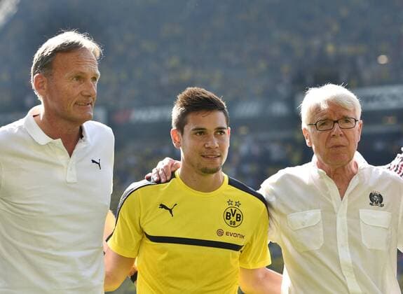 27.08.2016, xblx, Fussball 1.Bundesliga, Borussia Dortmund - FSV Mainz 05, emspor, v.l. Geschaeftsfuehrer Hans-Joachim Watzke (Borussia Dortmund), Raphael Guerreiro (Borussia Dortmund), Praesident Dr. Reinhard Rauball (Borussia Dortmund) Dortmund