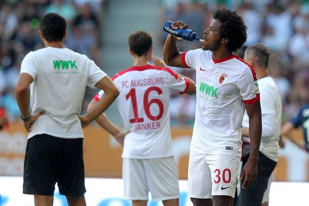 Caiuby Francisco da Silva (FC Augsburg 30) bei der Trinkpause, FC Augsburg vs. VfL Wolfsburg, Fussball, 1.Bundesliga, 27.08.2016, Augsburg Copyright: xLanger Eibner-Pressefotox EP_HLR