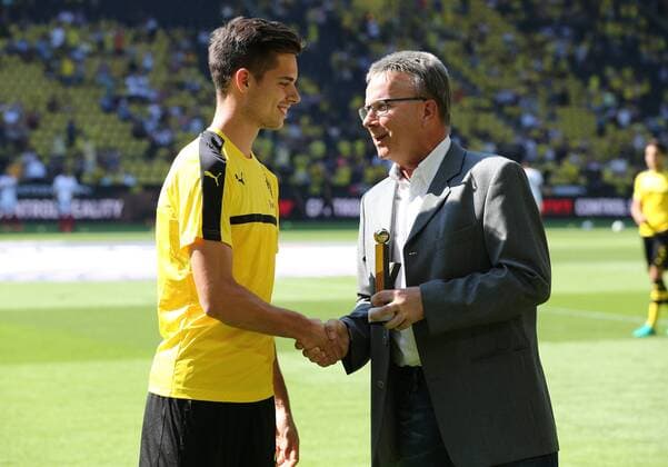 Bilder des Tages - SPORT Saison 2016 2017, 1. Bundesliga, 1. Spieltag im Dortmunder Signal Iduna Park, BVB 09 Borussia Dortmund - 1. FSV Mainz 05, Ehrung für Julian Weigl (BVB) durch Thomas Hennecke mit dem Kicker-Preis als bester Newcomer der Saison 2015 16