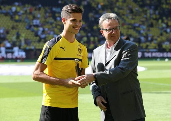 Saison 2016 2017, 1. Bundesliga, 1. Spieltag im Dortmunder Signal Iduna Park, BVB 09 Borussia Dortmund - 1. FSV Mainz 05, Ehrung für Julian Weigl (BVB) durch Thomas Hennecke mit dem Kicker-Preis als bester Newcomer der Saison 2015 16