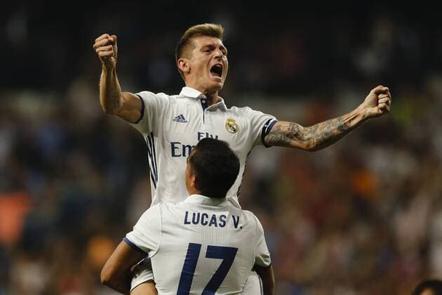FuÃŸball, Toni Kroos sichert Sieg von Real Madrid gegen Celta de Vigo 27.08.2016. Madrid, Spain. Toni Kroos (8) Real Madrid celebrates the after scoring his team& xb4;s goal. La Liga football match between Real Madrid versus Celta de Vigo at the Santiago Bernabeu stadium in Madrid, Spain. xEnriquexdexlaxFuentex  ActionPlus11780924