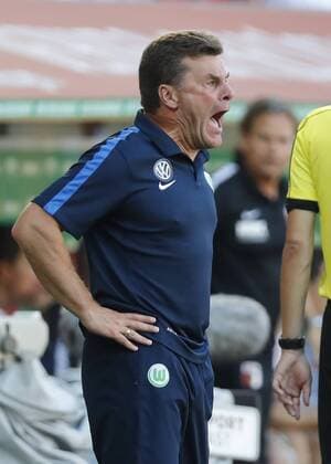 Dieter HECKING, WOB Trainer Halbfigur, Freisteller , Aktion, Einzelbild, Portrait, Porträt, Emotionen, Gefuehle, Reaktion, Wut, wuetend, schrei, Wutausbruch, Aktion gestikuliert und gibt Anweisungen, Aktion, Einzelbild, Gestik, Geste, Handbewegung, zeigen, deuten FC AUGSBURG - VFL WOLFSBURG 0-2 Fussball 1. Bundesliga , Augsburg, am 27.08.2016, 01.Spieltag, Saison 2016 2017, 1.Liga, 1.Bundesliga,FCA