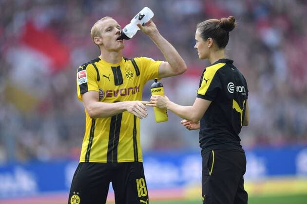 27.08.2016, Fussball, Saison 2016 2017, 1. BL, 1. Spieltag, Borussia Dortmund - FSV Mainz 05 2:1, Trinkpause, Physiotherapeutin Swantje Thomßen, Swantje Thomssen (Borussia Dortmund), re., reicht Sebastian Rode (Borussia Dortmund) Getränke