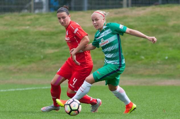v.li.: Tanja Thormählen (Thormaehlen, DSC Arminia Bielefeld, 4) im Zweikampf mit Pia-Sophie Wolter (SV Werder Bremen, 10), Fussball, 2. Frauen-Bundesliga Nord, SV Werder Bremen - DSC Arminia Bielefeld, xobx
