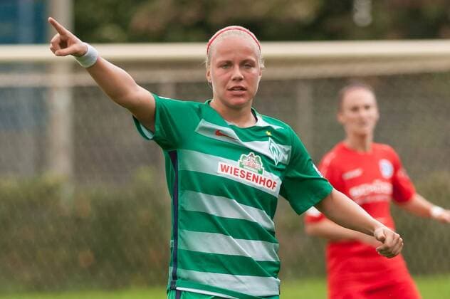 Pia-Sophie Wolter (SV Werder Bremen, 10) gibt Anweisungen, gestikuliert, mit den Armen gestikulieren, Portrait, Nahaufnahme, Einzelfoto, Einzelbild, Fussball, 2. Frauen-Bundesliga Nord, SV Werder Bremen - DSC Arminia Bielefeld, xobx