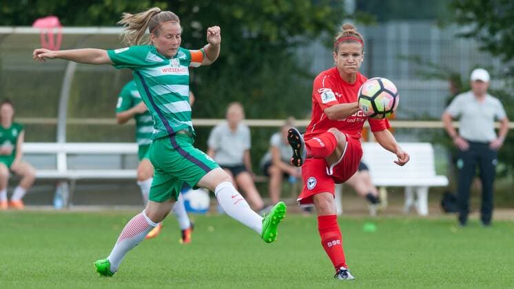 v.li.: Marie-Louise Eta (SV Werder Bremen, 6) im Zweikampf mit Kamila Kmiecik (DSC Arminia Bielefeld, 8), Fussball, 2. Frauen-Bundesliga Nord, SV Werder Bremen - DSC Arminia Bielefeld, xobx