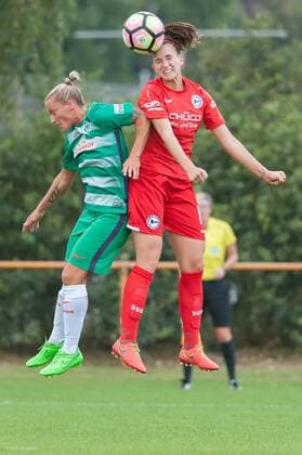 v.li.: Gabriella Toth (SV Werder Bremen, 15) verleiert das Kopfballduell, Kopfball, den Zweikampf mit Annabel Jäger (Jaeger, DSC Arminia Bielefeld, 14), die das Tor zum 0:1 erzielt, Fussball, 2. Frauen-Bundesliga Nord, SV Werder Bremen - DSC Arminia Bielefeld, xobx
