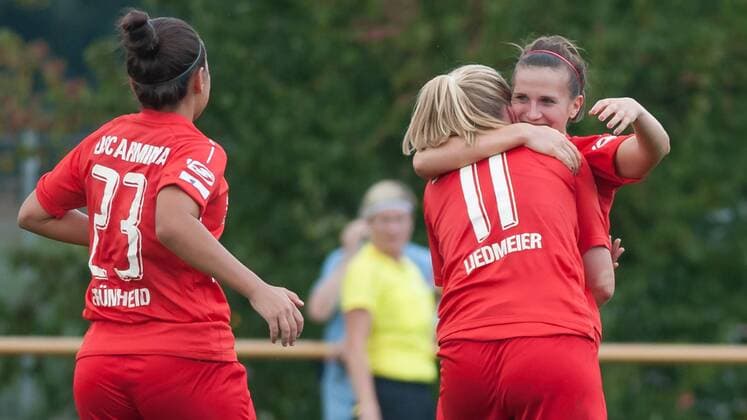 v.li.: Sarah Grünheid (Gruenheid, DSC Arminia Bielefeld, 23), Laura Liedmeier (DSC Arminia Bielefeld, 11) und Annabel Jäger (Jaeger, DSC Arminia Bielefeld, 14) mit Torjubel, Jubel, Freude über das Tor zum 0:1, Fussball, 2. Frauen-Bundesliga Nord, SV Werder Bremen - DSC Arminia Bielefeld, xobx