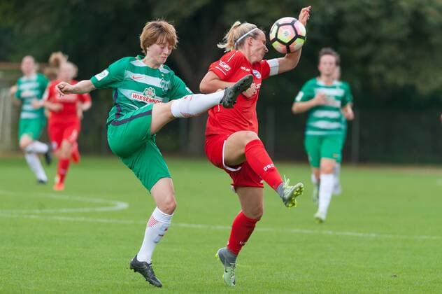 v.li.: Nadine Moelter (SV Werder Bremen, 2) im Zweikampf mit Maxine Birker (DSC Arminia Bielefeld, 22), Fussball, 2. Frauen-Bundesliga Nord, SV Werder Bremen - DSC Arminia Bielefeld, xobx