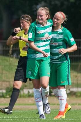 v.li.: Stefanie Antonia Sanders (SV Werder Bremen, 20) und Pia-Sophie Wolter (SV Werder Bremen, 10) mit Torjubel, Jubel, Freude über das Tor zum 1:1 durch Stefanie Antonia Sanders (SV Werder Bremen, 20), Fussball, 2. Frauen-Bundesliga Nord, SV Werder Bremen - DSC Arminia Bielefeld, xobx