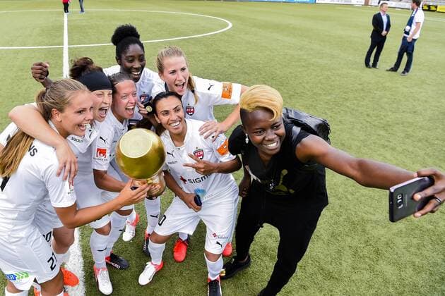 Rosengards spelare tar en selfie med pokalen efter fotbollsmatchen i finalen av Svenska cupen mellan Rosengard och Linköping den 28 augusti 2016 i Malmö.  Copyright ChristianxÖrnberg BB160828CO024