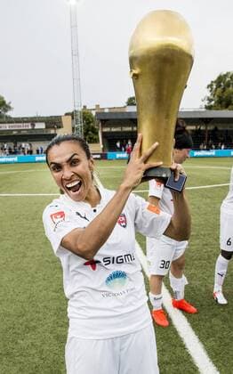 Bilder des Tages - SPORT Rosengards Marta Viera Da Silva jublar med pokalen efter vinsten i fotbollsmatchen i finalen av Svenska cupen mellan Rosengard och Linköping den 28 augusti 2016 i Malmö.  Copyright ChristianxÖrnberg BB160828CO039