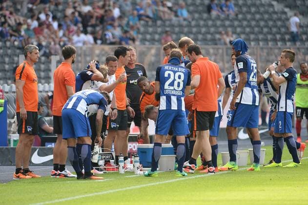 Fussball, Herren, 2016 17, 1. Bundesliga, Hertha BSC - SC Freiburg, Cheftrainer Pal Dardai (Hertha BSC) gibt während der Hitze-Auszeit taktische Anweisungen, 28.08.16,