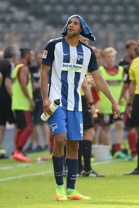 Fussball, Herren, 2016 17, 1. Bundesliga, Hertha BSC - SC Freiburg, John Anthony Brooks (Nr. 25, Hertha BSC) während der Hitze-Auszeit, 28.08.16,