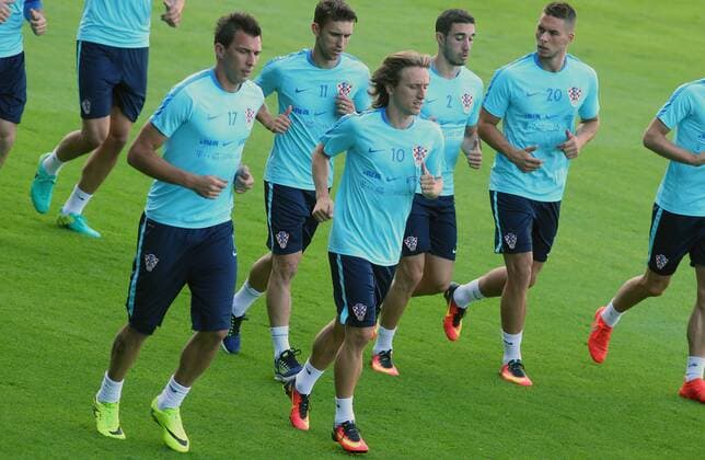 Fußball, Training Nationalteam Kroatien FIFA World Cup WM Weltmeisterschaft Fussball Qualifiers - group I - Croatia training 29.08.2016., Zagreb, Croatia - Croatian national football team did a first training before the match with Turkey.Mario Mandzukic, Luka Modric, Josip Pivaric, Sime Vrsaljko, Marko Pjaca.  JuricaxGaloic PIXSELL