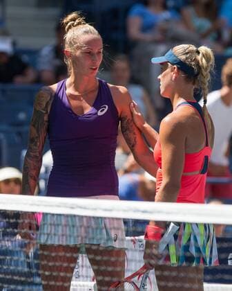 ANGELIQUE KERBER (GER) troested Polona Hercog nach dessen verletzungsbedingter Aufgabe Tennis - US Open 2016 - Grand Slam ITF ATP Tennis Herren WTA Tennis Damen - Flushing Meadows - New York - New York - USA - 29 August 2016.