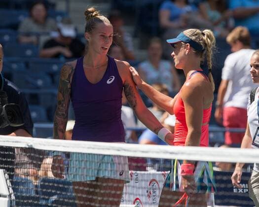 ANGELIQUE KERBER (GER) troested Polona Hercog nach dessen verletzungsbedingter Aufgabe Tennis - US Open 2016 - Grand Slam ITF ATP Tennis Herren WTA Tennis Damen - Flushing Meadows - New York - New York - USA - 29 August 2016.