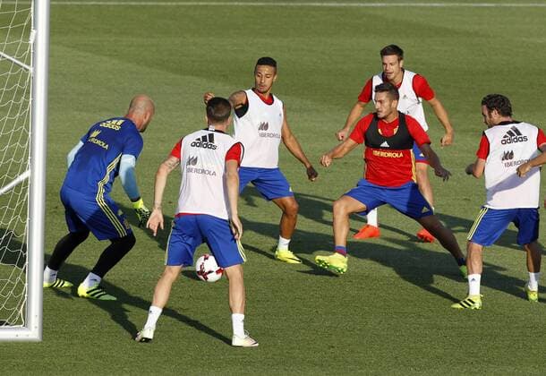 Spanish national team Nationalteam midfielder Thiago Alcantara (C), midfielder Jorge Koke Resurreccion (2d) and goalkeeper Pepe Reina (i) during the first training of coach Julen Lopetegui held at Las Rozas City Complex in Madrid, Spain on 29 August 2016. Spain will face Belgium upcoming 1st September during a friendly match. Spanish national team s training !ACHTUNG: NUR REDAKTIONELLE NUTZUNG!  20160829-636080978870444757