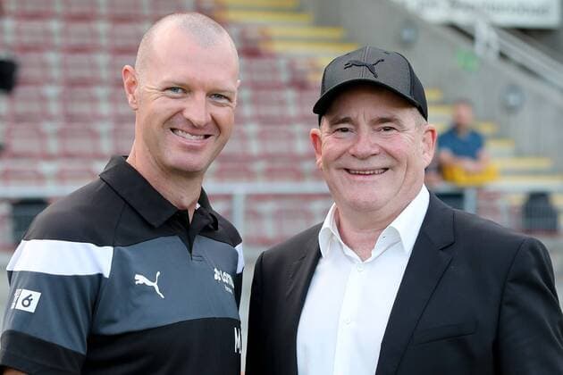 v.li.: Matt Ross (Trainer, Frankfurt) und Siegfried Dietrich (Manager, Frankfurt) blicken positiv in die neue Saison, Freude, freundlich, fröhlich, strahlend, optimistisch, Fussball, Allianz Frauen-Bundesliga, Fototermin 1. FFC Frankfurt, xozx