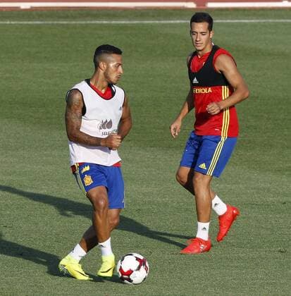 Spanish national team Nationalteam midfielder Thiago Alcantara (L) and Lucas Vazquez (R) during the training of the team held at Las Rozas City Complex in Madrid, Spain on 29 August 2016. Spain will face Belgium upcoming 1st September during a friendly match. Spanish national team s training !ACHTUNG: NUR REDAKTIONELLE NUTZUNG!  20160829-636081013290395896