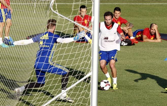 Spanish national team Nationalteam midfielder Juan Mata (R) and goalkeeper David de Gea (L) during the training of the team held at Las Rozas City Complex in Madrid, Spain on 29 August 2016. Spain will face Belgium upcoming 1st September during a friendly match. Spanish national team s training !ACHTUNG: NUR REDAKTIONELLE NUTZUNG!  20160829-636081013951350948