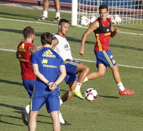 Spanish national team Nationalteam midfielder Thiago Alcantara (C) and midfielder Lucas Vazquez (R) during the training of the team held at Las Rozas City Complex in Madrid, Spain on 29 August 2016. Spain will face Belgium upcoming 1st September during a friendly match. Spanish national team s training !ACHTUNG: NUR REDAKTIONELLE NUTZUNG!  20160829-636081015282620812
