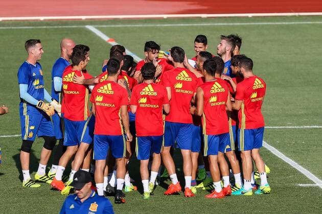 Spanish football team durign the first training of the concentration of Spanish football team at Ciudad del Futbol de Las Rozas before the qualifying for the Russia world cup in 2017 August 29, 2016.  (20160829046)