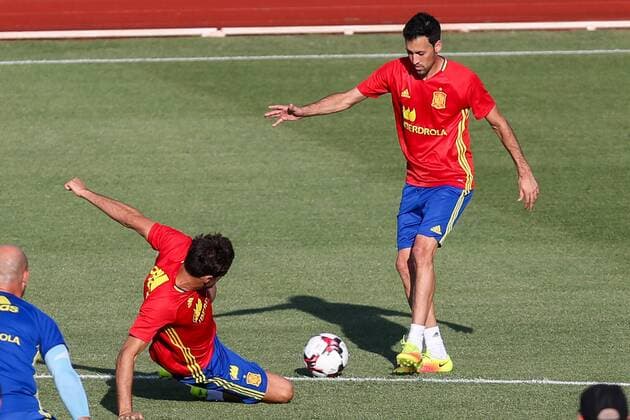 Spanish player Sergio Busquets and Javi Martinez during the first training of the concentration of Spanish football team at Ciudad del Futbol de Las Rozas before the qualifying for the Russia world cup in 2017 August 29, 2016.  (20160829043)