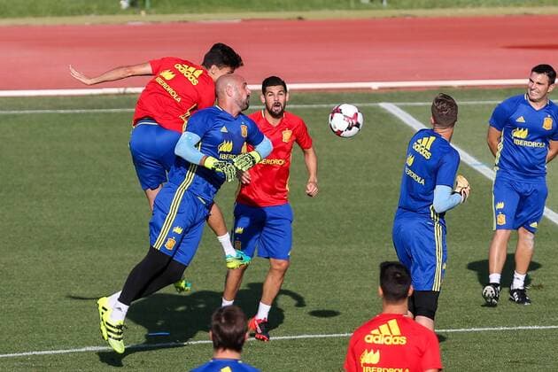 Spanish player Pepe Reina, Nolito and Marc Bartra during the first training of the concentration of Spanish football team at Ciudad del Futbol de Las Rozas before the qualifying for the Russia world cup in 2017 August 29, 2016.  (20160829044)
