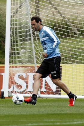 Uruguay national soccer team player Diego Godin during a training session at Complex of the Uruguayan Asociation of Soccer, close to Montevideo, Uruguay, 29 August 2016, as preparation for the South American qualifying round ahead FIFA World Cup WM Weltmeisterschaft Fussball Russia 2018. Uruguay national soccer team training session !ACHTUNG: NUR REDAKTIONELLE NUTZUNG!  MON100 20160829-636081078795538476